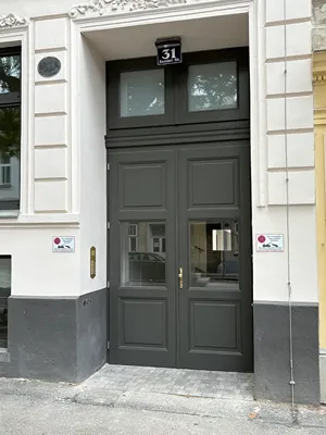 Haustor grün mit Fenster