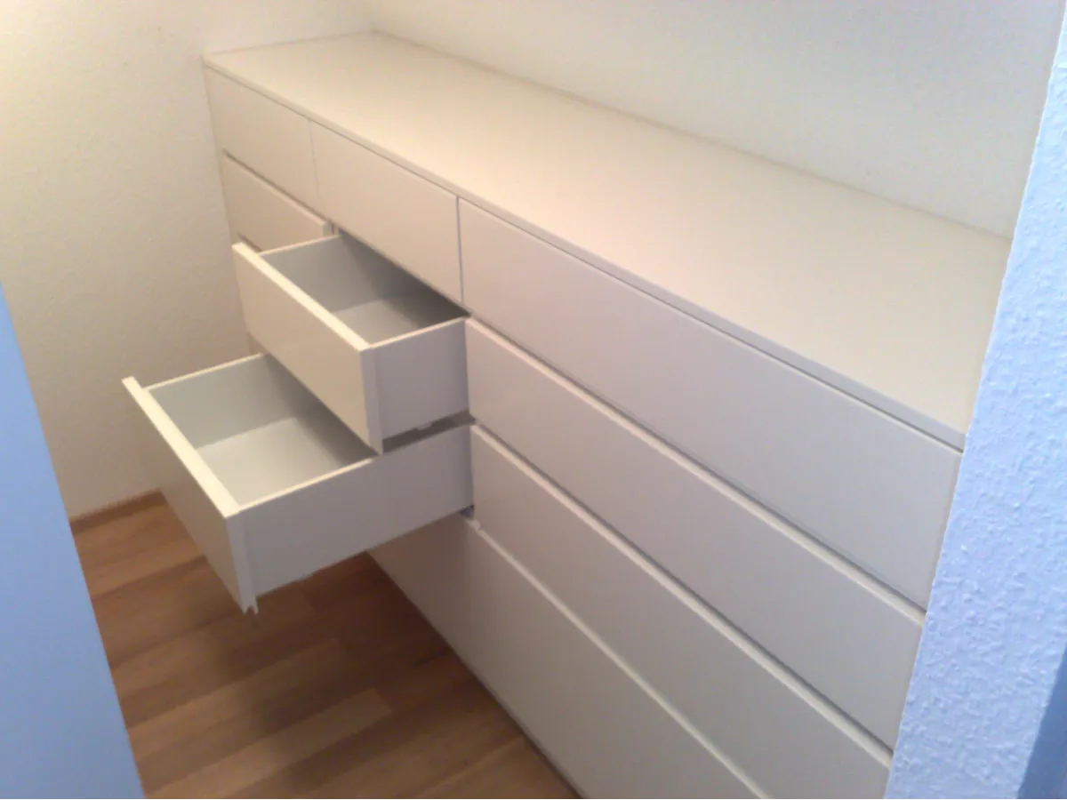 Schubladen in einer Garderobe