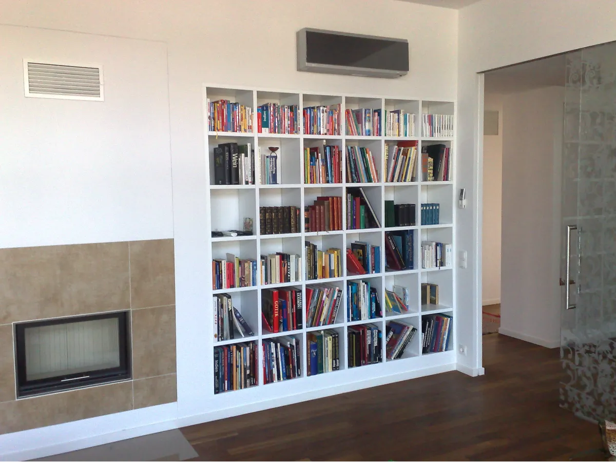 Bücherregal