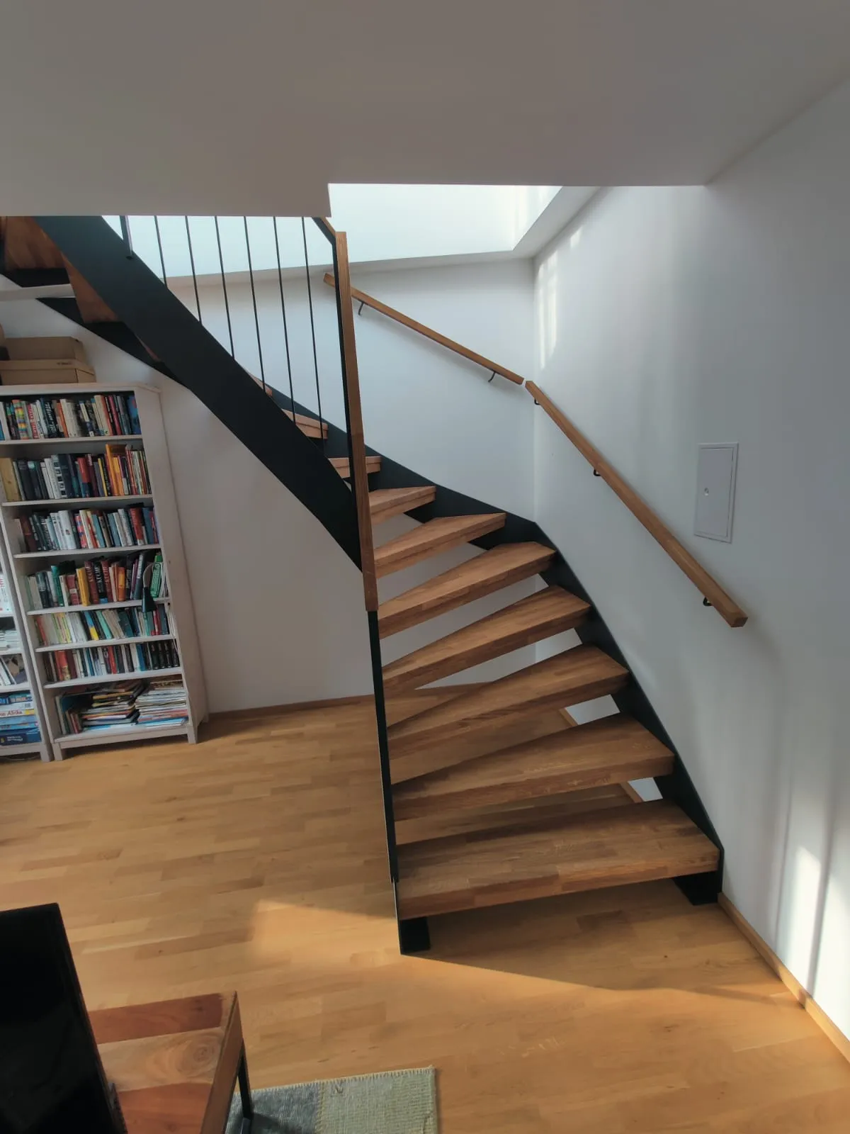Holztreppe mit schwarzer, pulverbeschichteter Stahlwange, Wien
