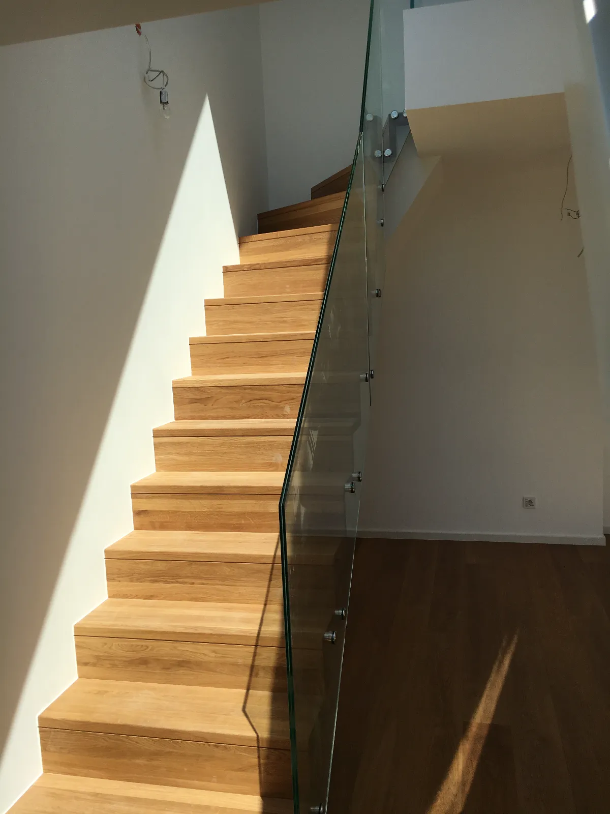 Treppe mit Glasgeländer und Eichenholz-Stufen, Wien