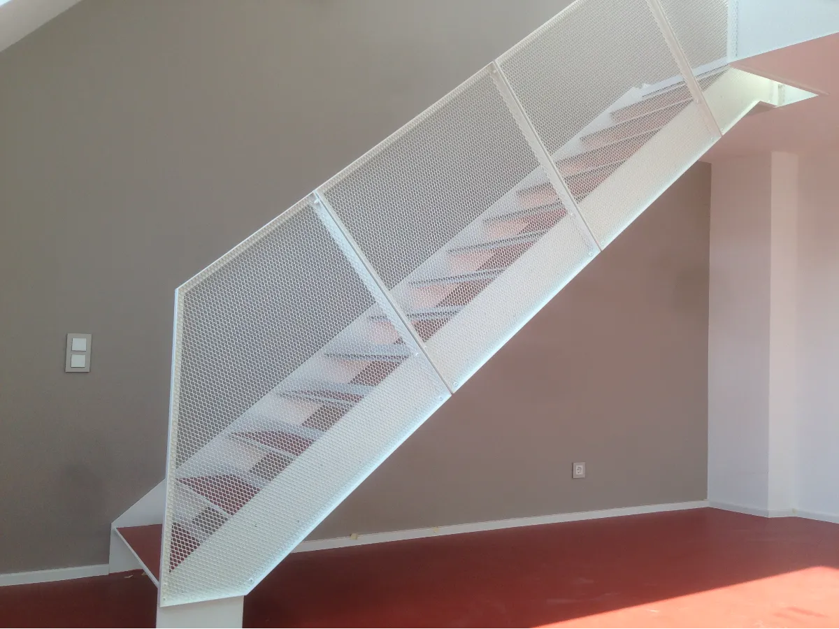 Stahltreppe, rote Stufen