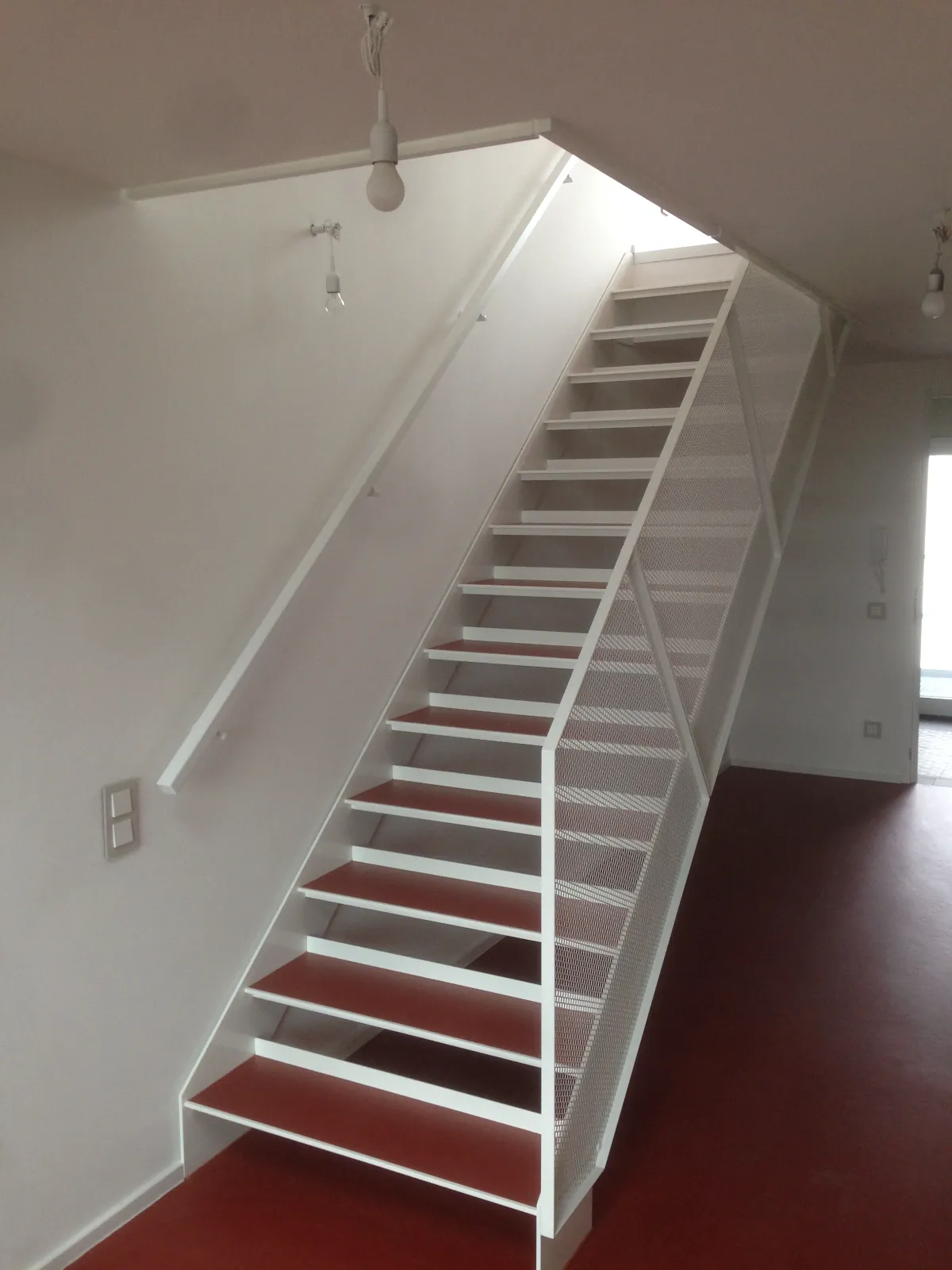 Stahltreppe, rote Stufen